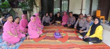 Silaturahmi dan Pemberian Tali Asih Polsek Dumai Timur kepada Keluarga Almarhum Aiptu Victor Sinaga
