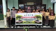 Polsek Dumai Kota Mengajarkan Siswa Siswi SD 003 Cinta Lingkungan Dengan Menanam Pohon