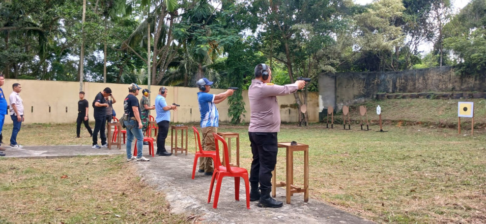 Forkopimda dan Personil Polres Dumai Melaksanakan latihan Menembak
