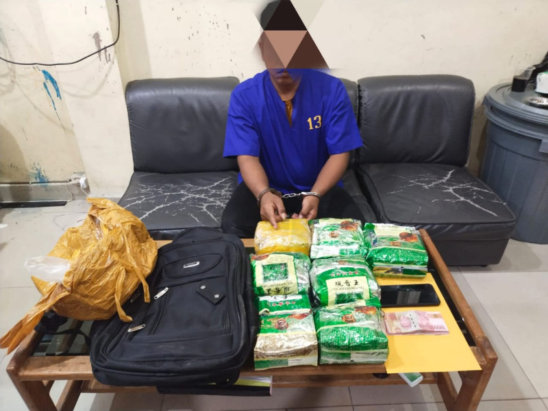 Tim Opsnal Sat Res Narkoba Polres Dumai Berhasil Meringkus Seorang Pria Yang Diduga Sebagai Pelaku Tindak Pidana Penyalahgunaan Narkotika