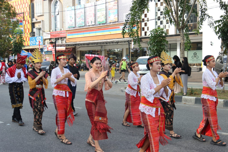 Pangdam XII/Tpr Bersama Forkopimda Jalan Kaki Ikuti Karnaval Semarak Merah Putih Khatulistiwa