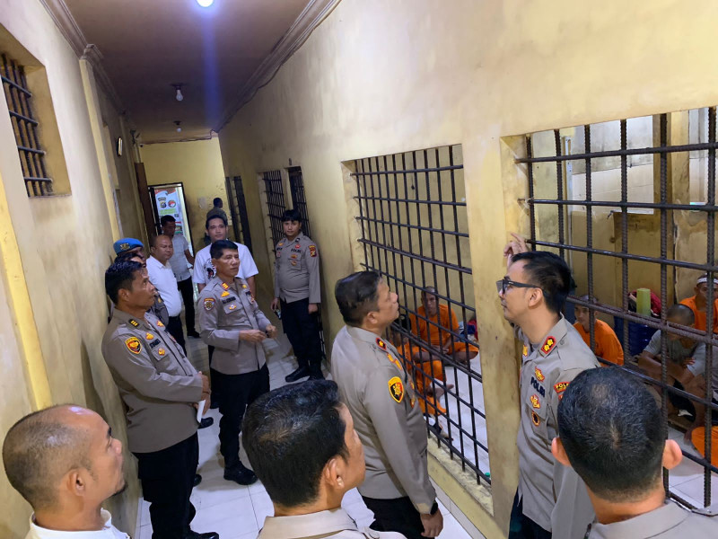 Cek Ruang Tahanan, Kapolres Kuansing Pastikan Keamanan Kondisi Para Tahanan Sehat dan Lengkap