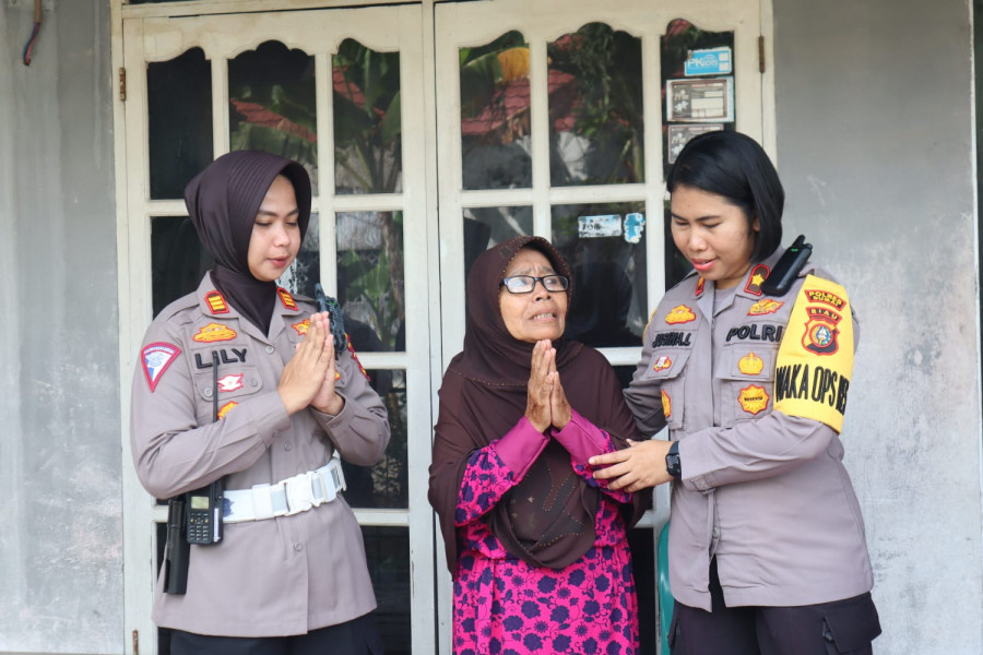 Dalam Rangka Memperingati Hari Jadi Ke - 75  Polwan Polres Dumai Menggelar Bakti Sosial