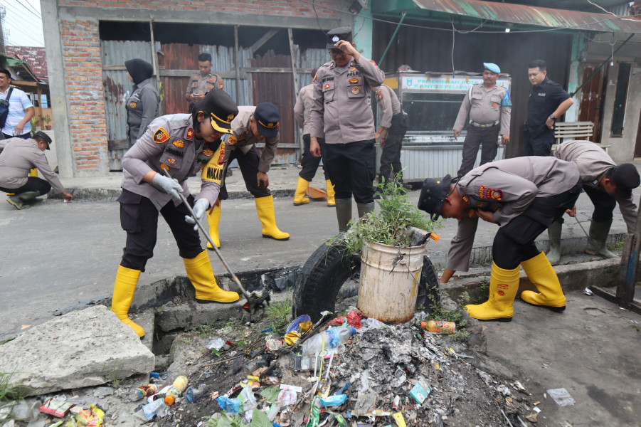 Polres Dumai dan Polsek Jajaran Polres Dumai Melaksanakan Pembersihan Sampah