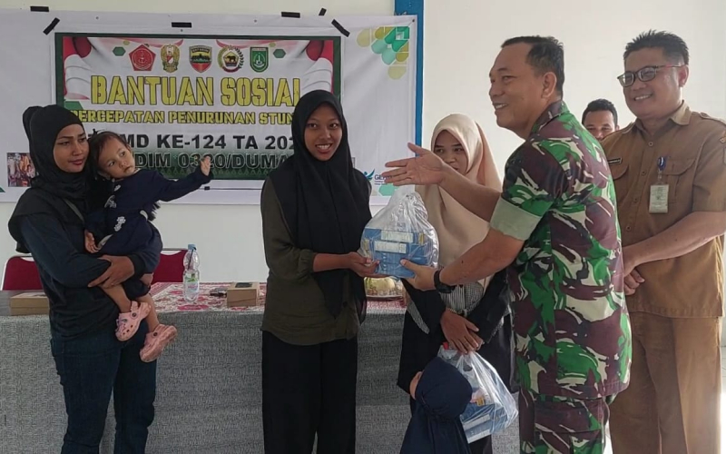 TMMD Ke- 124 KODIM 0320 /DUMAI Melaksanakan Kegiatan Pemberian Bantuan Sosial