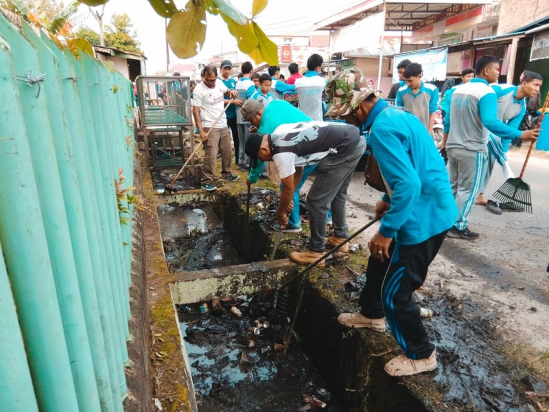 Kepala Bidang Sumber Daya Air SDA Dinas Pekerjaan Umum  Elrachmond, S.T. Turun Gotong Royong  Lakukan Pengecekan Drenase.
