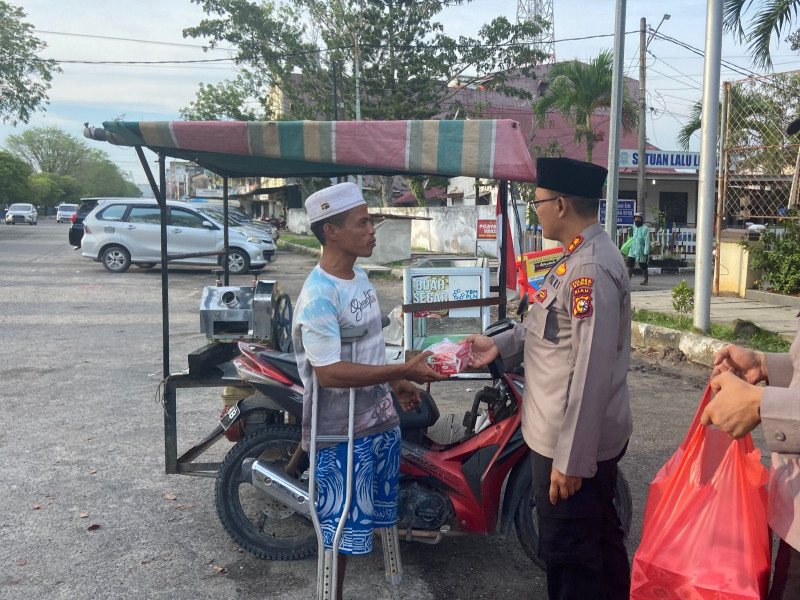 Polres Dumai membagikan ratusan takjil kepada masyarakat Kota Dumai