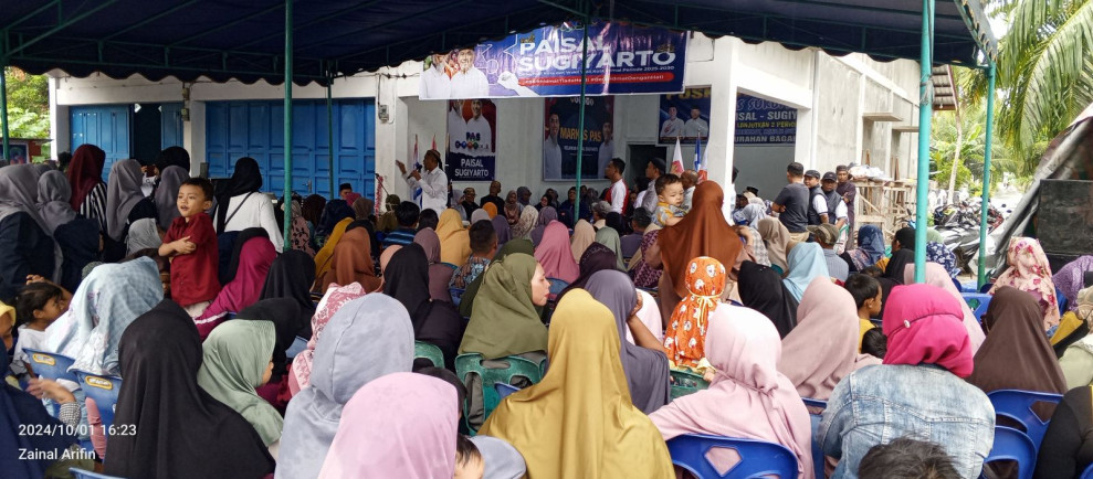 Suasana Gerimis Tidak Menyurutkan Warga dan Tetap Semangat Mengikuti Kampanye Calon Walikota Dumai H Paisal.