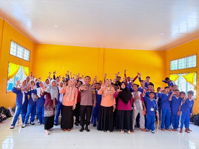 Kapolsek  Bukit  Kapur AKP Boy Setiawan, S.A.P., M.Si, Melalui Bhabinkantipmas Memberikan Sosialisasi Tentang  Bahaya  Narkoba di  SMPN.17 Dumai.