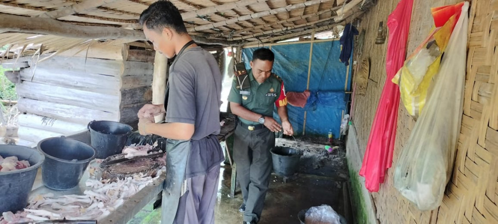 Babinsa Koramil 04/Kubu Dampingi UMKM Mandiri Pembuatan Bakso.
