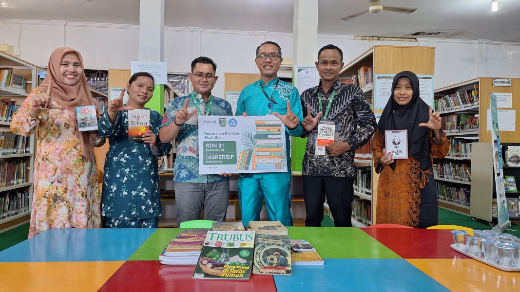 Peringatan Hari Buku Nasional dan Hari Perpustakaan Nasional, APICAL Serahkan Bantuan Buku ke Sekolah dan Dinas Perpustakaan dan Kearsipan Kota Dumai