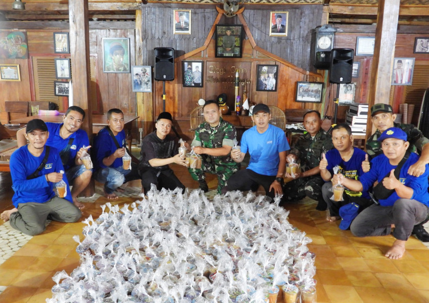 Dandim 0613/Ciamis Serahkan Paket Takzil Untuk Para Santri