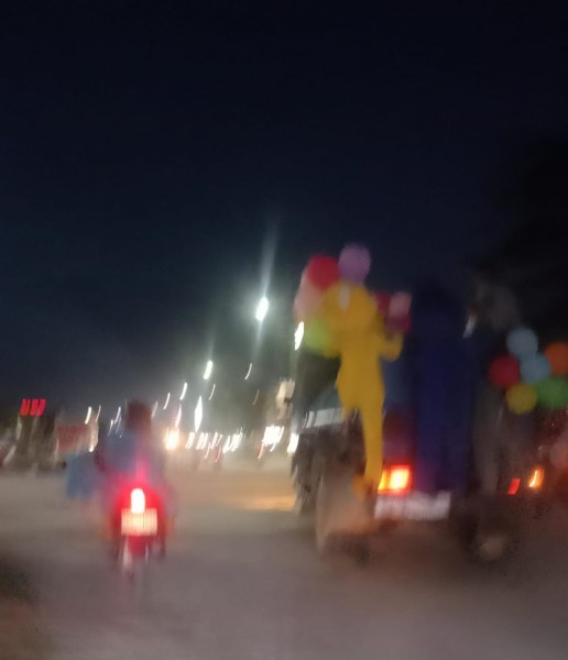 Aksi Berbahaya Anak Berkostum Badut Saat Menumpang Mobil Tangki Air