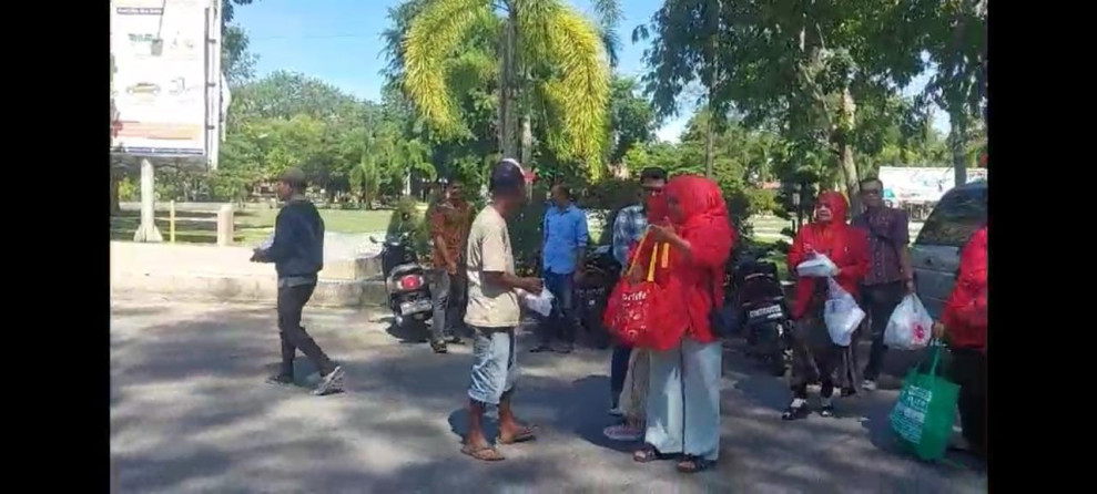 Seluruh Bacaleg DPC PDI Perjuangan Berbagi Jum'at Berkah
