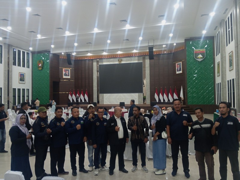 Ketua JMSI Dumai Ahmad Dahlan Ucap Selamat dan Sukses Atas Pelantikan Pengurus JMSI Periode 2025-2030 di Awarding Ningt HUT JMSI VI Provinsi Riau.
