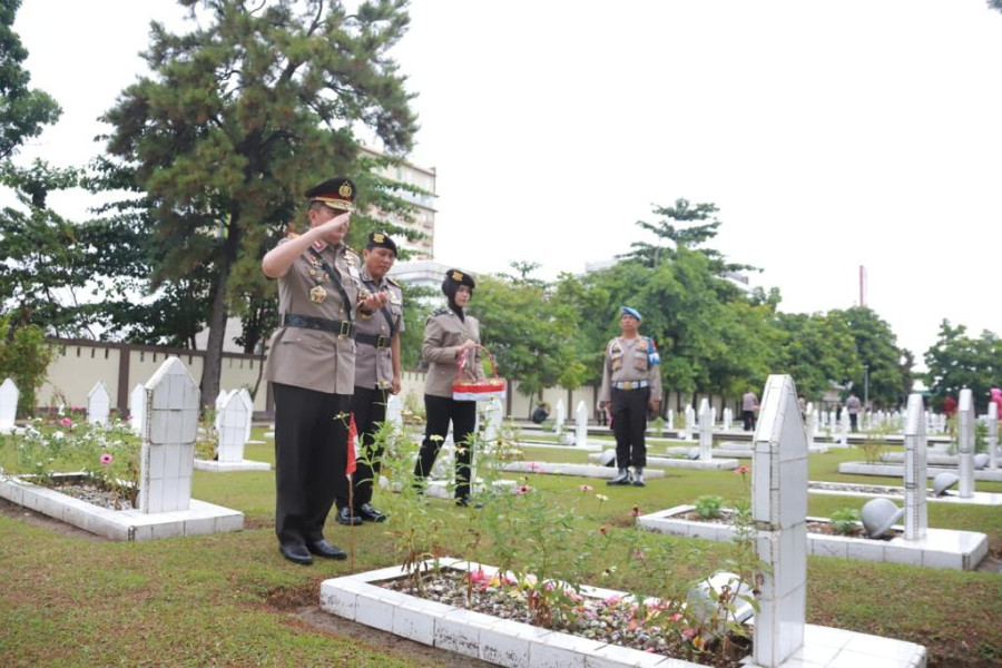 Ziarah di tmp dan larung Bunga di Sungai Siak, Irjen Iqbal Doakan Arwah Pahlawan Kusuma Bangsa