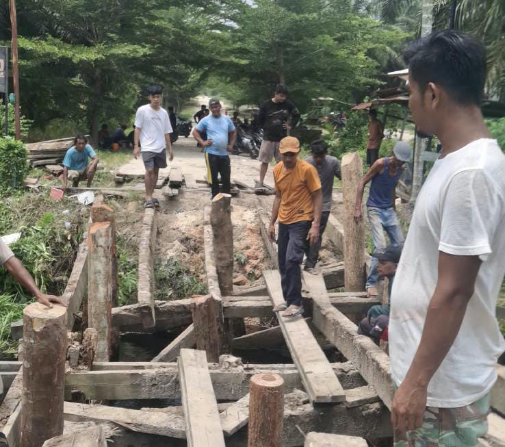 Dana Swadaya Jembatan Bukit Cahaya Selesai Dikerjakan Oleh Masyarakat.