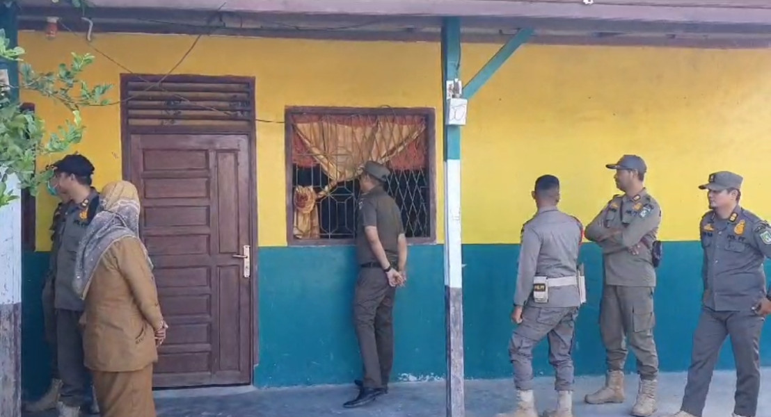Satpol PP Dumai Segel Cafe di Jalan Merdeka Baru