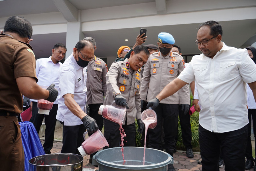 Wakapolda Riau Brigjen Pol K Rahmadi Memimpin Kegiatan Pemusnahan Barang Bukti Narkoba