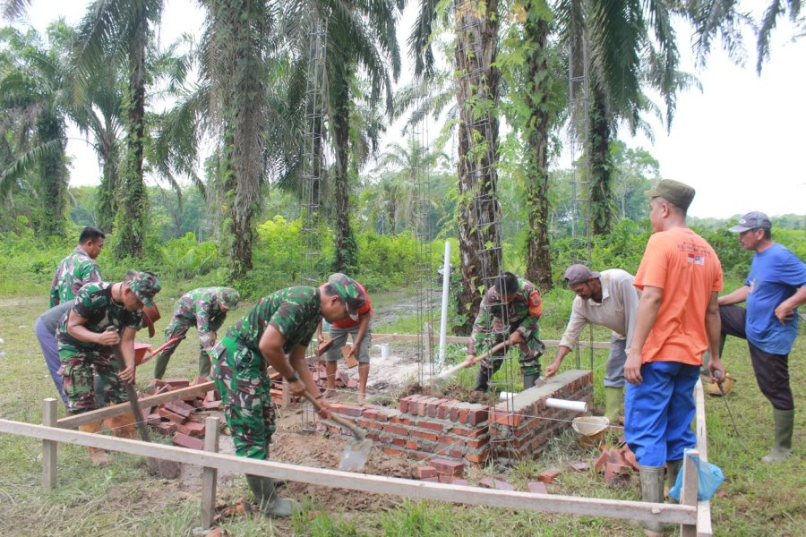 Semangat Gotong Royong TMMD Kodim 0320 Dumai Fokus Mengerjakan Sumur Bor