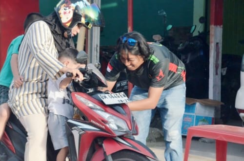 Relawan DJB Berbagi Takjil di Sekretariat Kelurahan Tanjung Palas