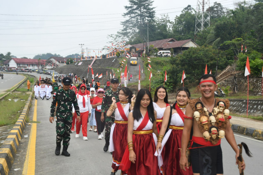 Pamtas RI-MALAYSIA Yon Armed 16 TK Meramaikan Karnaval Semarak Merah Putih dan Adat Istiadat