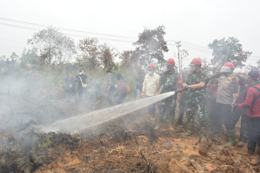 Pangdam XII/Tpr dan Kapolda Kalbar Dampingi Panglima TNI Tinjau Penanganan Karhutla