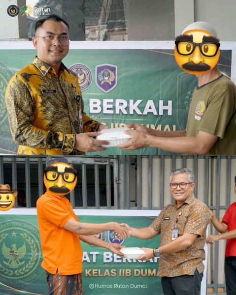 Peduli Sesama, Petugas Rutan Dumai Berbagi Jumat Berkah