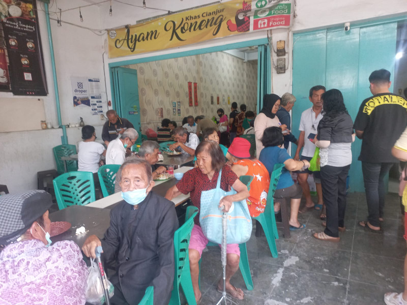 Brilian Mochtar,SE.MM.MH DPR RI PDI Perjuang Memberikan Makanan Gratis Kepada Para Lansia