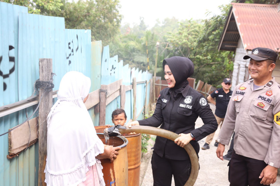 Krisis Air Desa Bencana lesung Menyambut Hut Humas KE 72 Polda Riau Peka dan  Peduli Salurkan Air Bersih Ke Masyarakat.