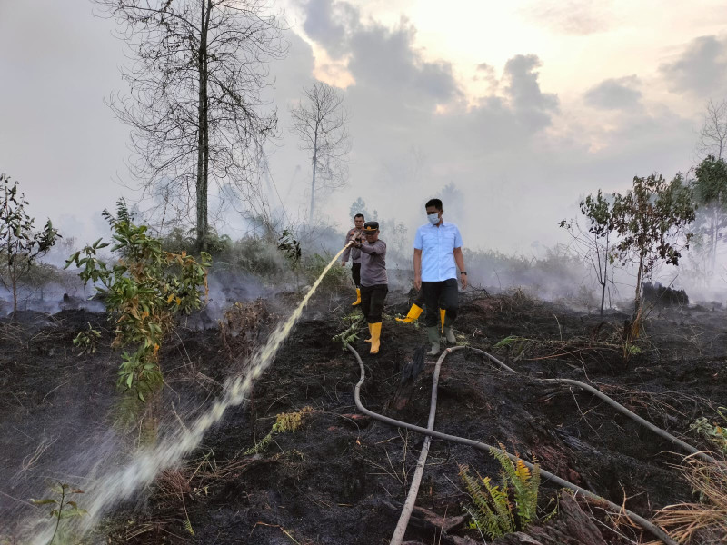 Kapolres Dumai Pimpin Upaya Pemadaman Kebakaran Hutan dan Lahan
