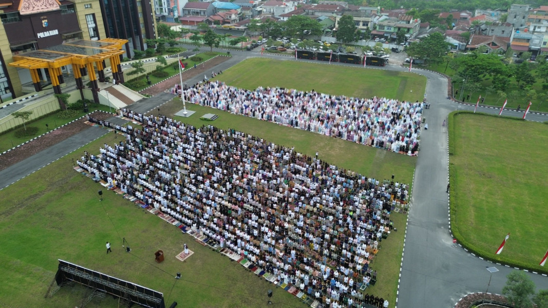 Ribuan Masyarakat Hadiri Sholat Idul Fitri 1445 H / 2024 di Halaman Mapolda Riau
