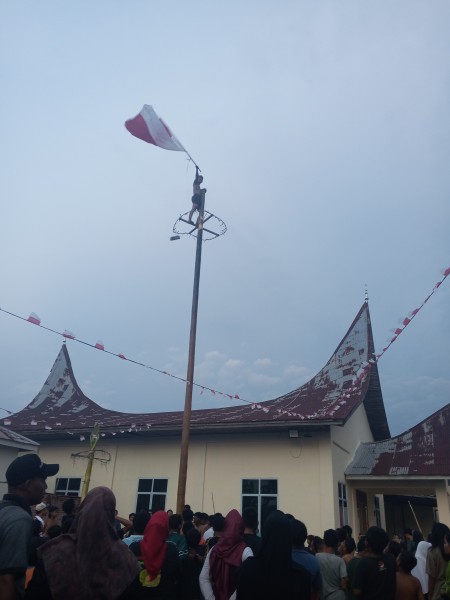 Panjat Pinang Ketinggian 9 Meter Berhasil di Taklukkan Oleh Remaja Bernama Dapa di HUT RI ke-80