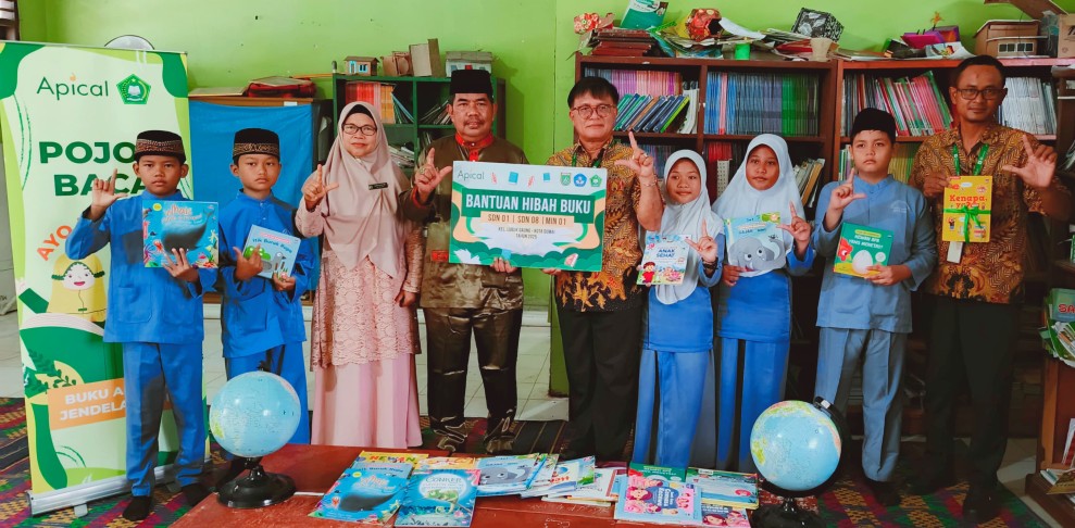 Dukung Literasi Anak, APICAL Salurkan Ratusan Buku ke Tiga Sekolah Dasar di Dumai
