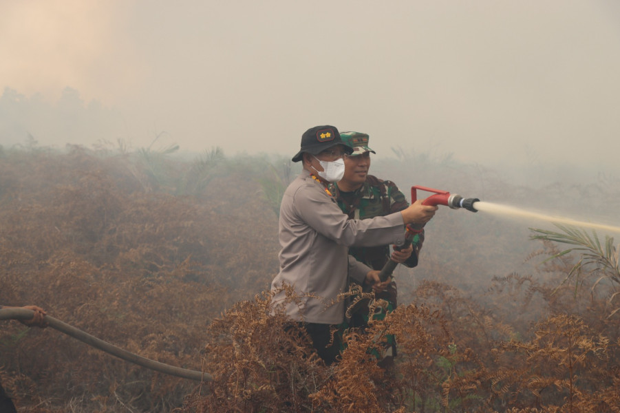 TNI/Polri Masih Terus Bersinergi Berjibaku Melakukan Upaya Pendinginan Kebakaran Hutan dan Lahan