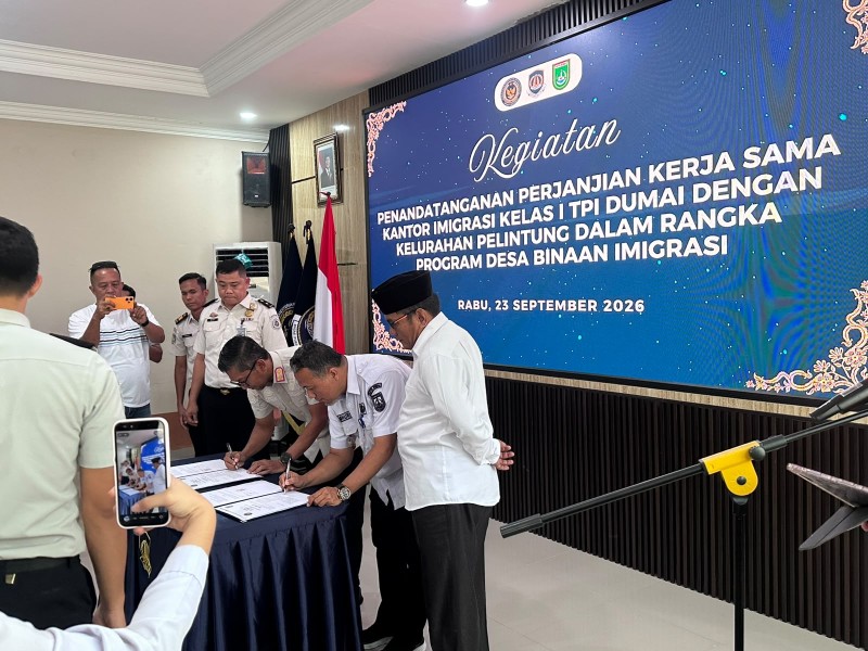 Kantor Imigrasi Kelas I TPI Dumai Bersama Kelurahan Pelintung Melaksanakan Perjanjian Penandatanganan  Desa Binaan Imigrasi.