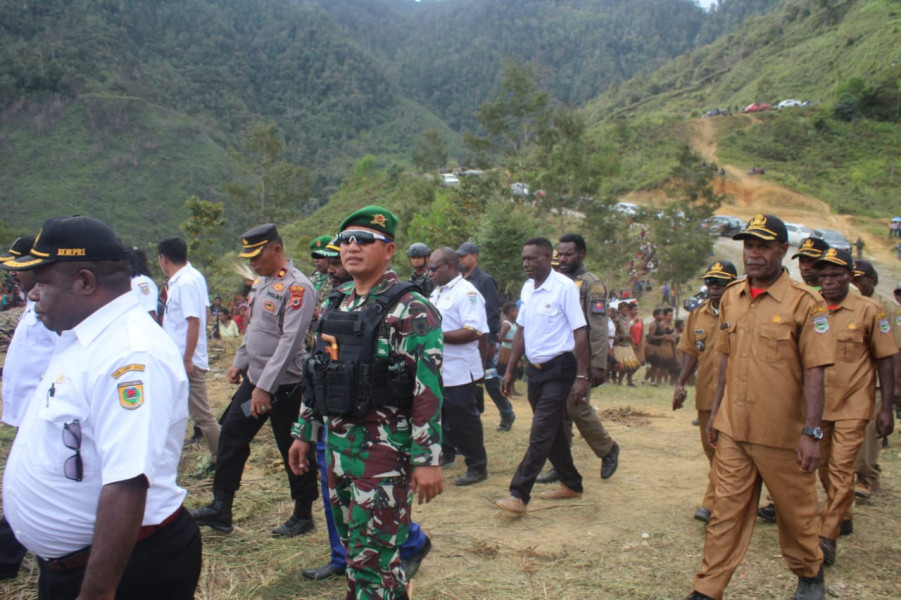 Hadir Untuk Masyarakat, Satgas Yonif 721/Mks Ikut Serta Dalam Membangun Kabupaten Lanny Jaya Papua
