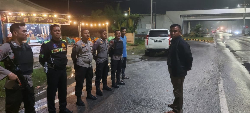 Antisipasi Balap liar Kapolsek Tambang Siagakan Personil di Playover Pintu Tol Sungai Pinang.
