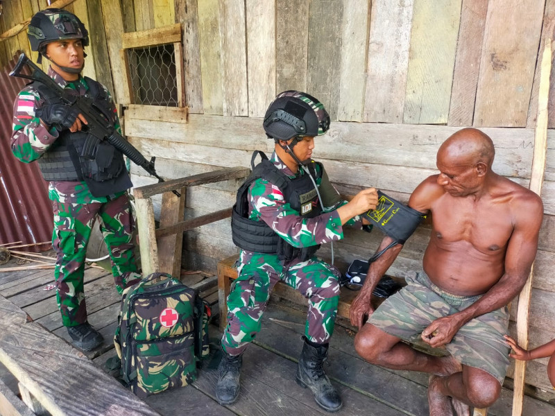 Dengar Keluhan Masyarakat, Satgas Satgas YR 142 Pos Keke Dengan Gercep Sambangi Rumah Warga