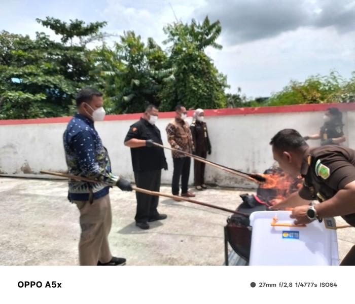 Kejari Dumai Musnah Barang Bukti Berkekuatan Hukum Tetap
