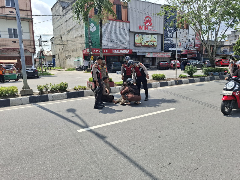Respons Cepat Personel Sat Samapta Polres Dumai Membantu Pengendara Terjatuh Yang Mengalami luka.