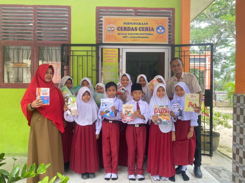 Apical Terima Penghargaan Dari Kepala Dinas Perpustakaan dan Kearsipan Kota Dumai Atas Bantuan Hibah Buku