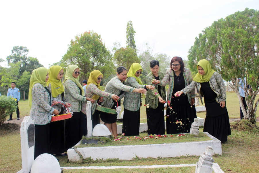 Penuh Khidmat, Rutan Dumai Laksanakan Ziarah dan Tabur Bunga di Taman Makam Pahlawan Sentosa