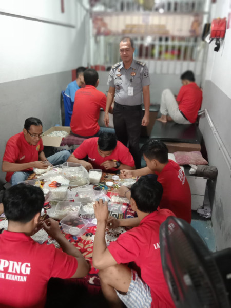 Optimalkan Pembinaan, Lapas Teluk Kuantan Latih Warga Binaan Membuat Kreasi Souvenir