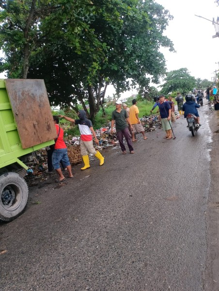Gerak Cepat Kadis DLHK Kota Dumai Agus Gunawan,S.Sos Kirim Truck Sampah Ke Kelurahan Bumi Ayu