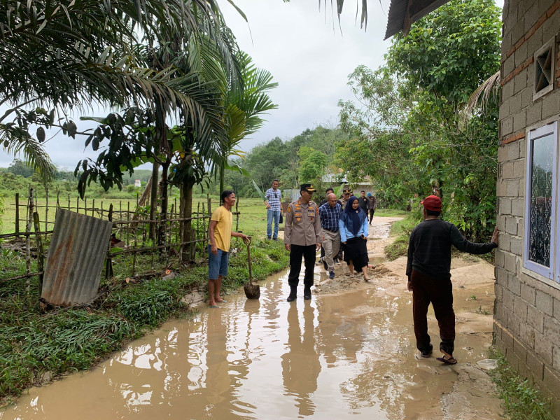 Kapolres Kuansing Tinjau Lokasi Terdampak Banjir di Desa Petapahan