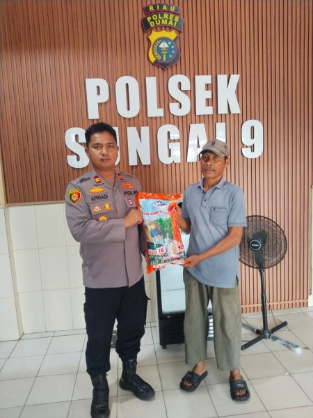 Polsek Sungai Sembilan Memberikan Bantuan Benih Jagung  Pipil Dalam  Rangka Mendukung Program Ketahanan Pangan  Nasional.