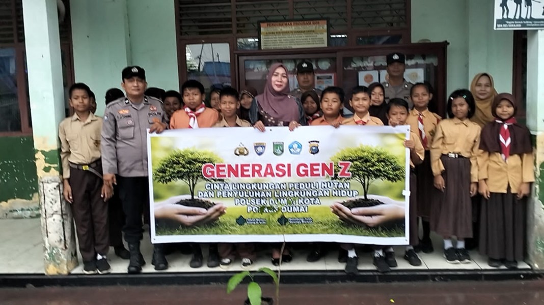 Polsek Dumai Kota Mengajarkan Siswa Siswi SD 003 Cinta Lingkungan Dengan Menanam Pohon