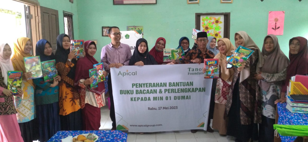 Dukung Pemerintah Tingkatkan Literasi, Apical Bersama Tanoto Foundation Serahkan Bantuan Buku Untuk Pelajar di Kelurahan Lubuk Gaung