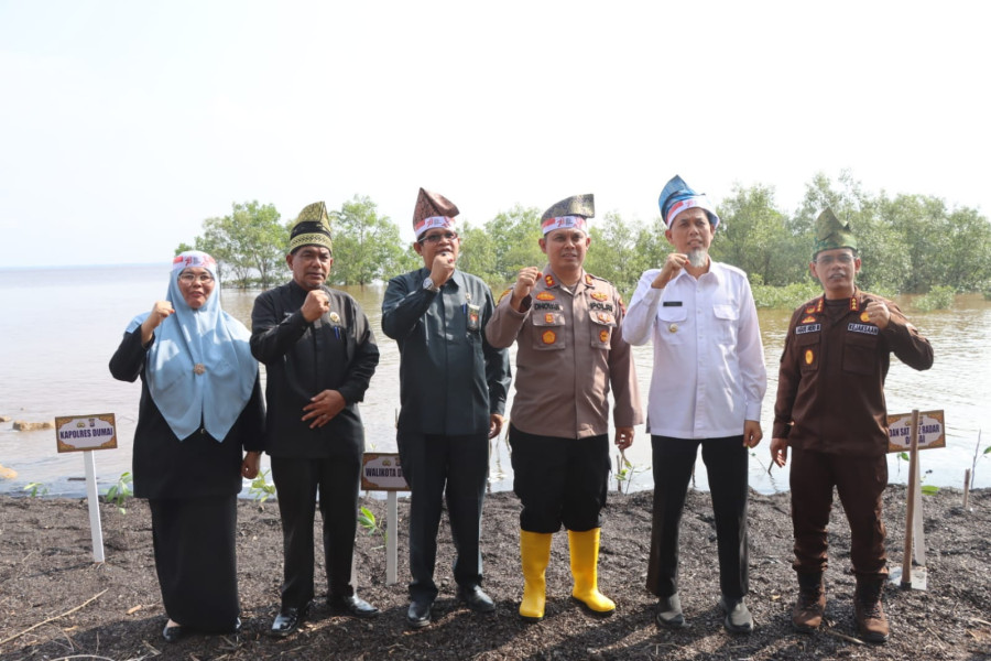 Polres Dumai Melaksanakan Penanaman 3.000 Pohon Dalam Rangka Memperingati Hari Kemerdekaan Republik Indonesia Ke-78